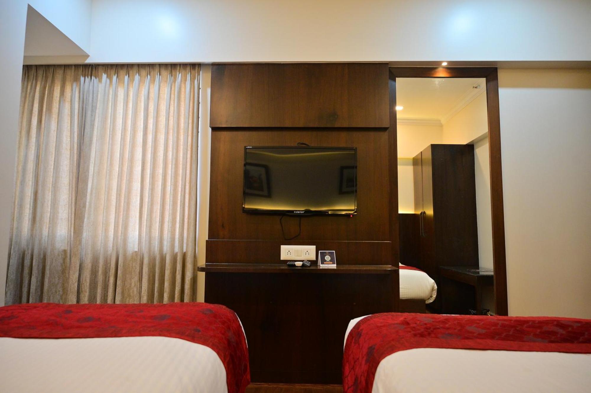 Hotel Golden Riviera Mysore Exterior photo