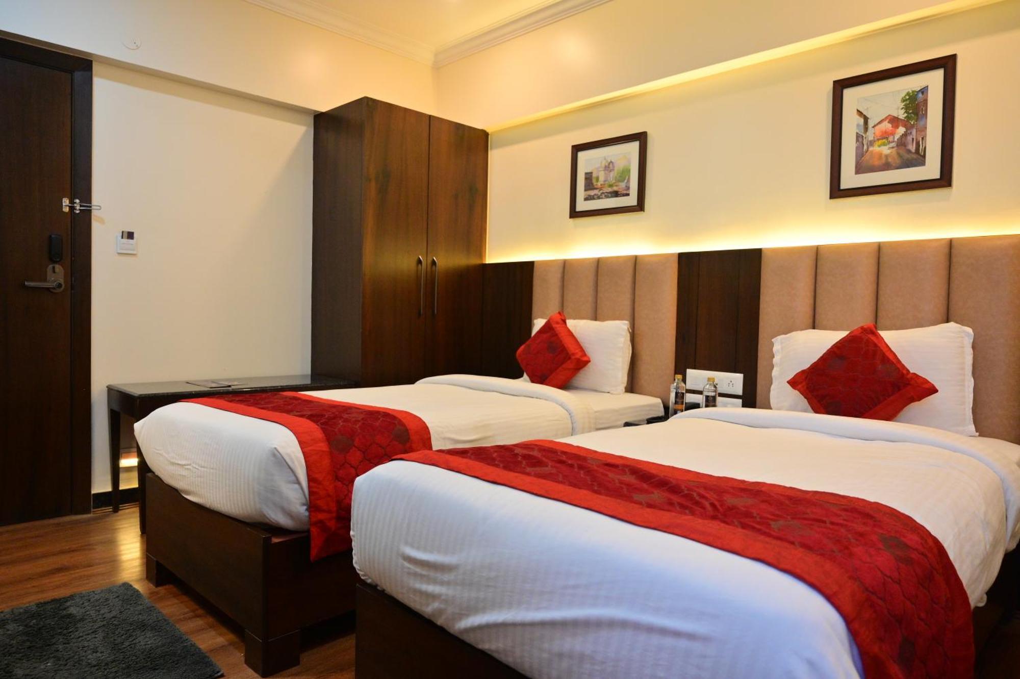 Hotel Golden Riviera Mysore Exterior photo