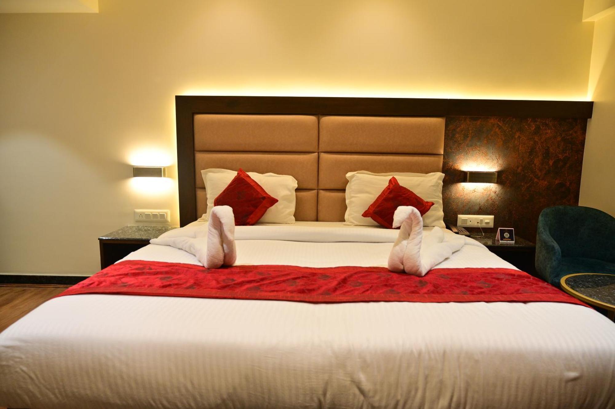 Hotel Golden Riviera Mysore Exterior photo