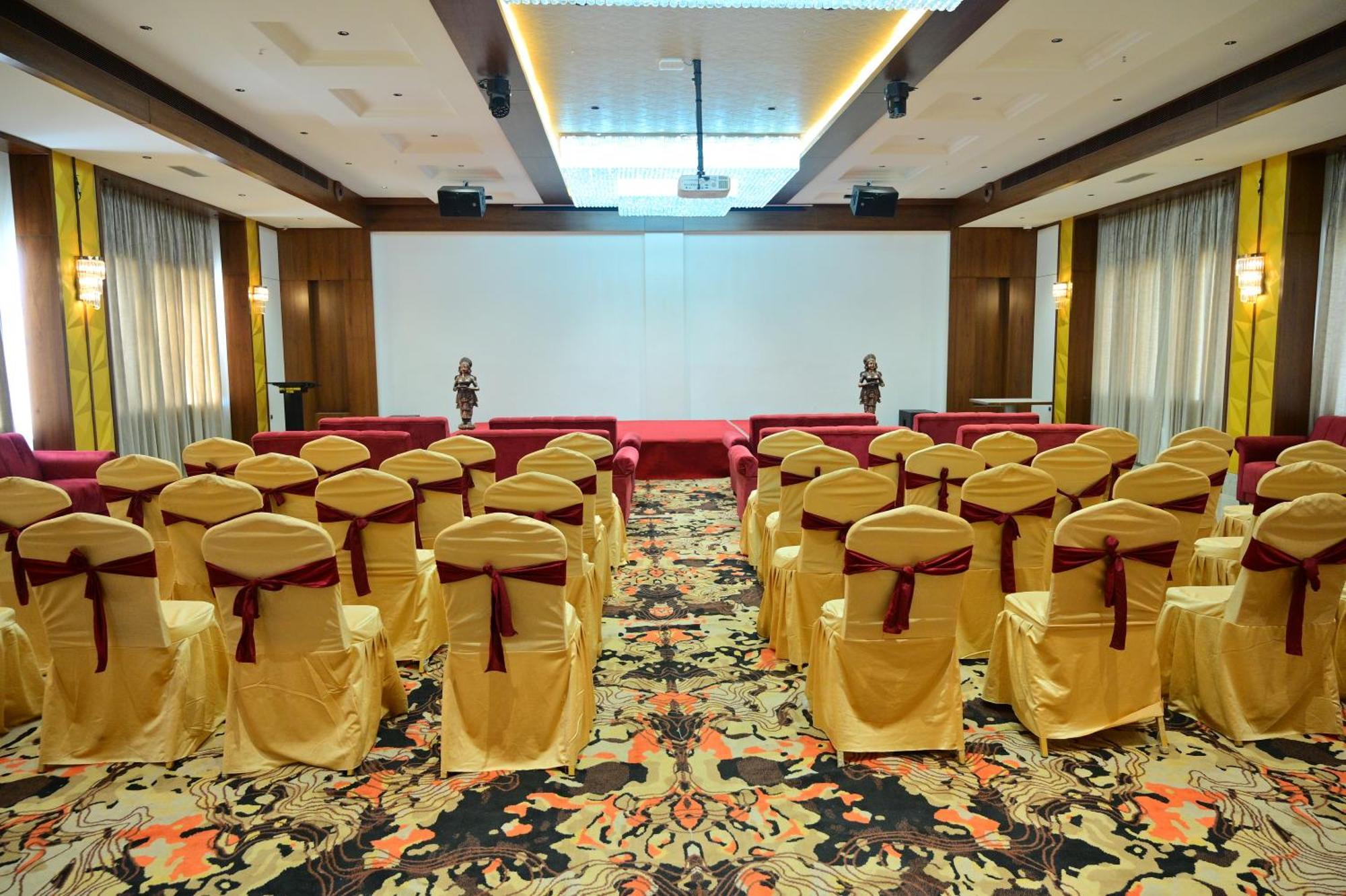 Hotel Golden Riviera Mysore Exterior photo