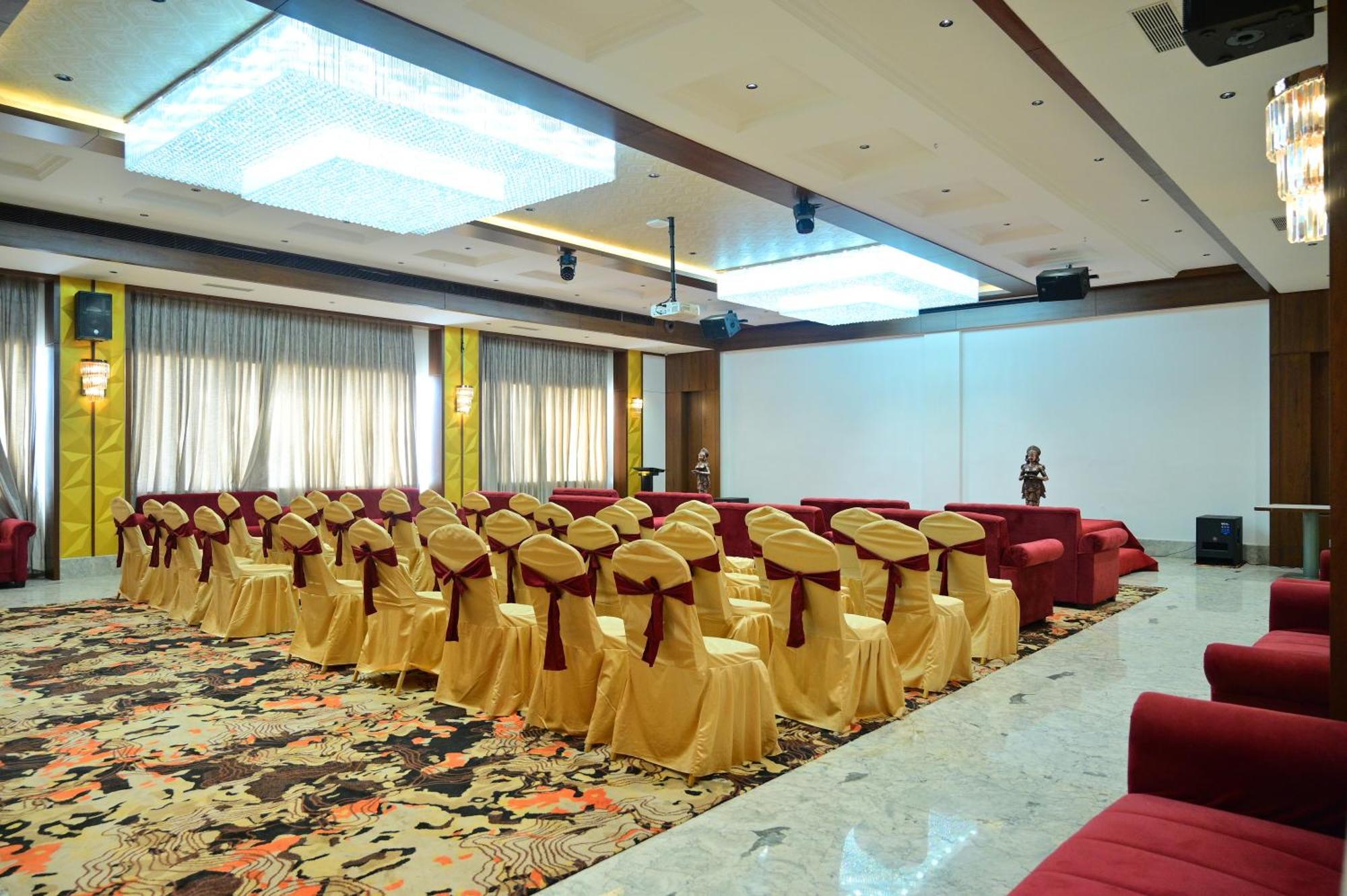 Hotel Golden Riviera Mysore Exterior photo
